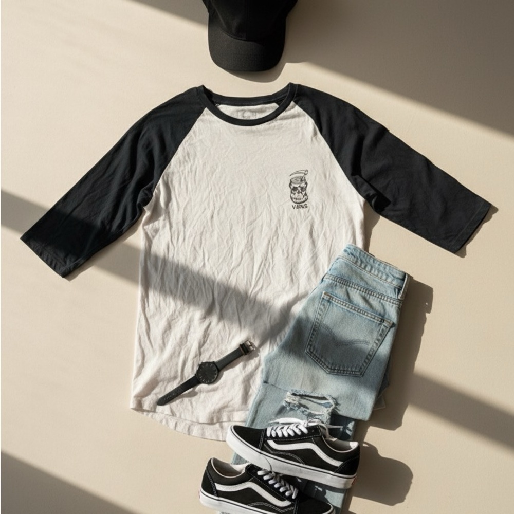 🛹🔥 VANS "Custom Fit" Skull Bandana Raglan Tee - Skater Vibes! 🔥🛹